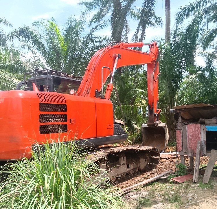 Respon Permintaan Masyarakat Lingkungan, PT Socfindo kebun Seumayam Keruk Parit Atasi Banjir
