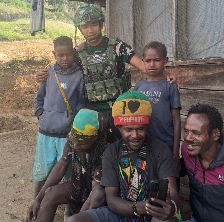 Warga Kampung Sanepa Nikmati Internet Gratis