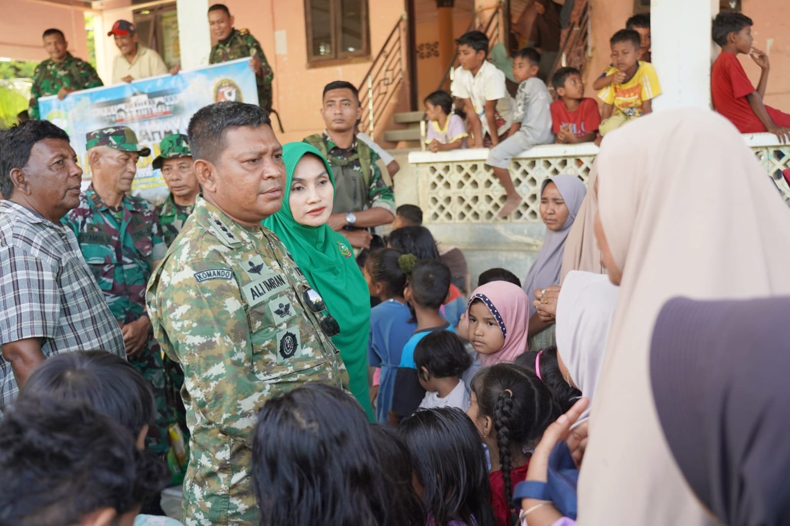 Antusias Anak-Anak Pengungsi Aceh Utara Sambut Danrem Lilawangsa dan Ketua Persit dalam Aksi Kemanusiaan