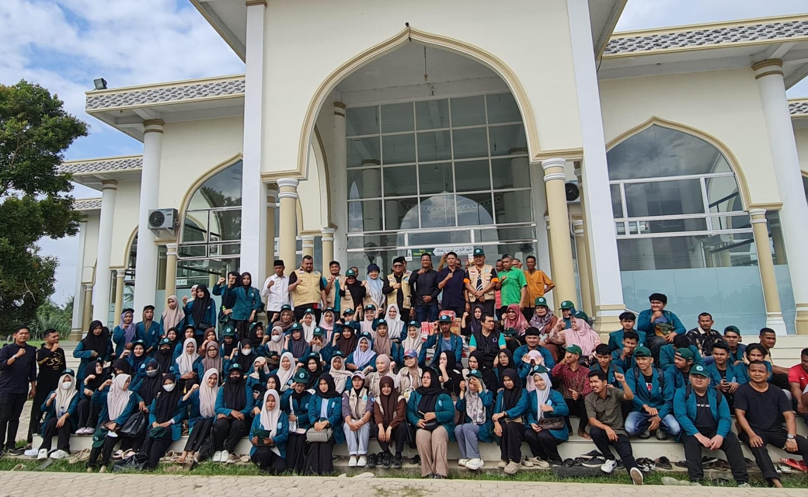 KKM Tematik UNIKI, Mahasiswa Bersihkan Meunasah dan Rumah Warga Pante Gajah