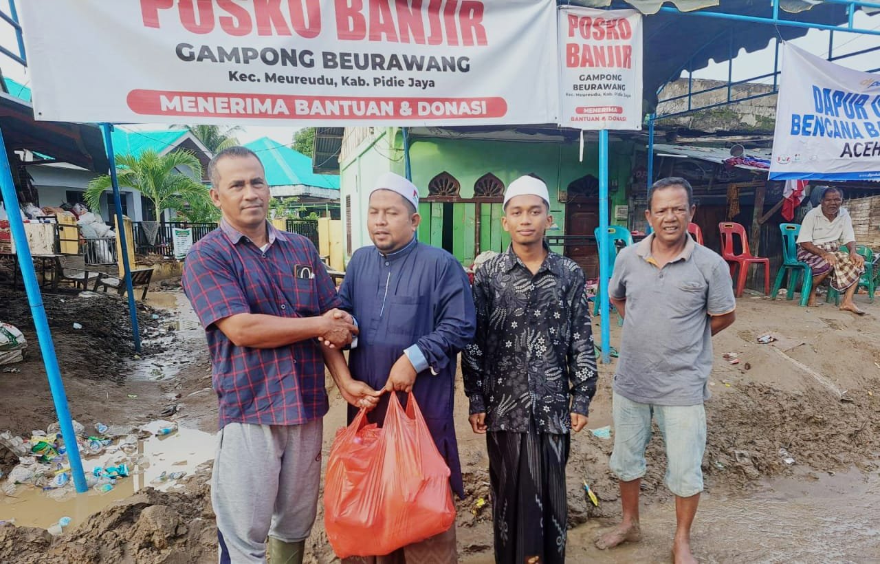 Dayah Sirajul Munir Al-Aziziyyah Sabang Salurkan Bantuan Kemanusiaan untuk Korban Banjir