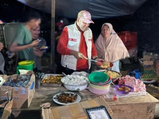 Irfansyah Salurkan Tenda dan Sembako ke Lubuk Sidup