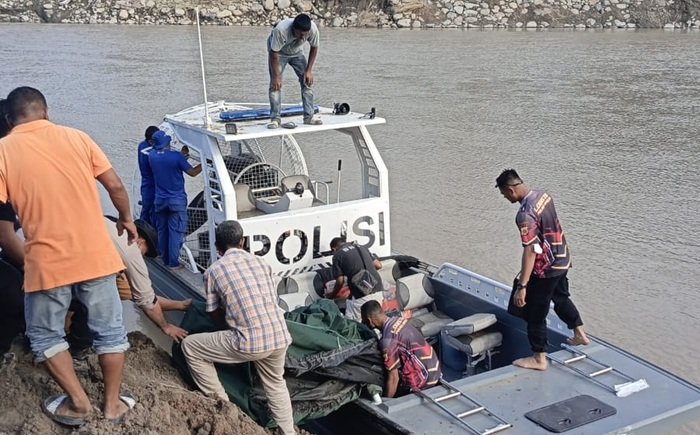 Polri Siagakan Swam Boat di Kutablang Bireuen, Bantu Mobilitas Warga Pascabencana