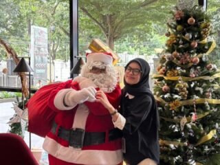 Rayakan Natal 2025, The Reiz Suites Hadirkan Santa Claus dan Merchandise Spesial Untuk Tamu
