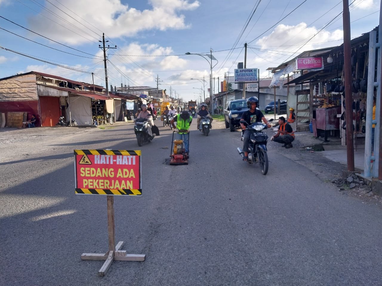 PUPR Aceh Barat Tambal Sulam Jalan Rusak di Kawasan Kota Meulaboh