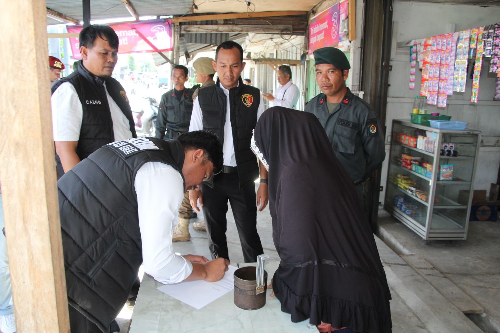 Polisi Memperingati Pangkalan Gas dan Pedagang BBM Eceran Jangan Nakal