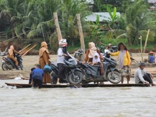 Bertaruh Nyawa Demi Masa Depan Anak Didik