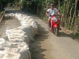 Puluhan Meter Badan Jalan Kabupaten Runtuh ke Sungai, Warga Menuding Pemkab Pidie Tutup Mata