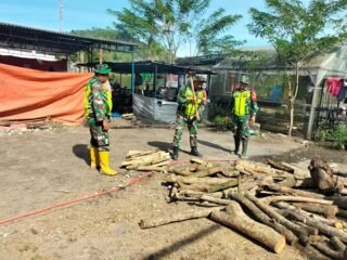 TNI Siapkan Kayu Bakar untuk Dapur Umum Pengungsi