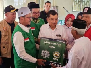 DMI Bagi Perangkat Salat ke Pengungsi Aceh Utara