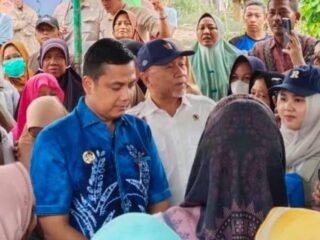 Menteri Kabinet Merah Putih Serahkan Bantuan Banjir di Langsa
