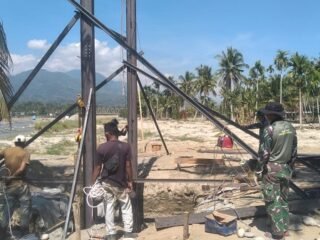 Babinsa dan Warga Bangun Jembatan Darurat