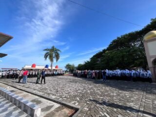 Jumat Bersih di Simpang Tiga, Ratusan Warga dan Pelajar Bersihkan Fasilitas Umum