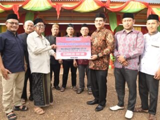 Pukul Bedug, Kadis PMG Aceh Besar Resmikan Bazar Ramadhan dan Launching Meunasah Gampong Leu Ue