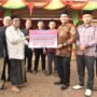 Pukul Bedug, Kadis PMG Aceh Besar Resmikan Bazar Ramadhan dan Launching Meunasah Gampong Leu Ue