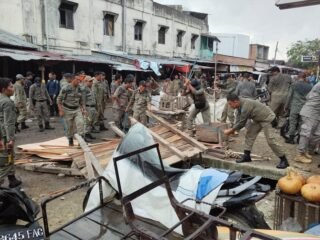 Satpol PP Langsa Rubuhkan Enam Kios Pedagang Kaki Lima