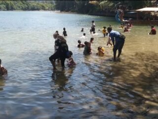 Pererat Silaturahmi, Warga Gampong Leu-ue ‘Meuramien’ di Pantai Pulau Kapuek
