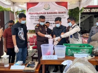 Kejari Bireuen Musnahkan Ribuan Barang Bukti Tindak Pidana Umum