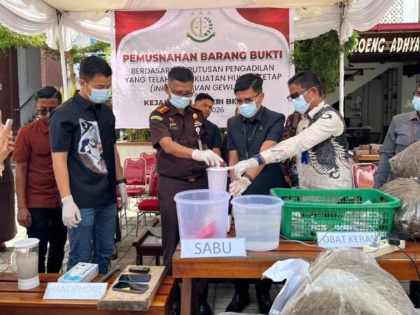 Kejari Bireuen Musnahkan Ribuan Barang Bukti Tindak Pidana Umum