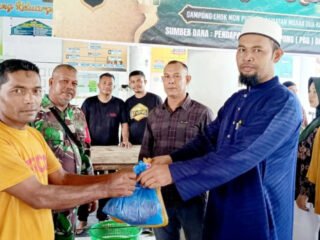 Lhok Mon Puteh Bagikan Daging Daging Meugang Gratis untuk Warga