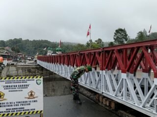 Memastikan Tetap Aman Dilalui  Anggota Koramil Patroli Rutin Pengecekan Jembatan Bailey