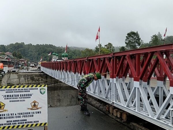 Memastikan Tetap Aman Dilalui  Anggota Koramil Patroli Rutin Pengecekan Jembatan Bailey