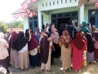 Data Amburadul Bantuan Tak Dapat Emak emak Korban Banjir Demo Kantor Desa Mon Dua
