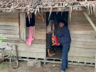 Puluhan Masyarakat Kurang Mampu Terima Paket Sembako Dari Satreskrim Polres Abdya