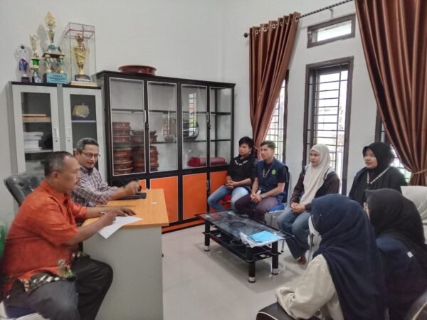 Mahasiswa KKN Unaya Gampong Leu Ue Dapat Pembekalan Kerja dari Mantan Pejabat Bank Indonesia