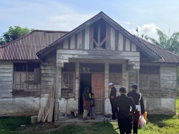 Brimob Polda Aceh Buat Anak Yatim Tersenyum, Bagikan Baju Lebaran dan Sembako