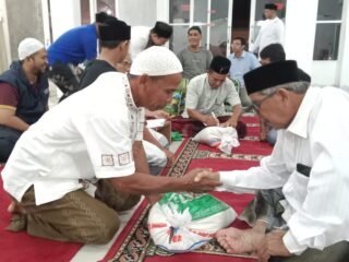 Warga Gampong Leu Ue Mulai Tunaikan Kewajiban Zakat Fitrah
