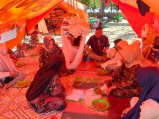 Korban Bencana Rayakan Lebaran di Tenda Pengungsian Kantor Bupati Bireuen