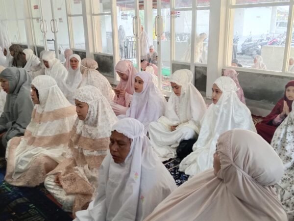 Warga Antusias Laksanakan Shalat Idul Fitri Di Meunasah Leu Ue.