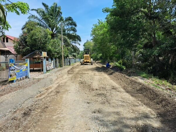 Respon Keluhan Warga, PUPR Aceh Barat Tingkatkan Ruas Jalan Menuju Puskesmas Samatiga 