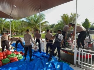 Kumpulkan Zakat Warga Mako, Brimob Batalyon C Pelopor Salurkan Zakat Fitrah untuk Warga Nagan Raya
