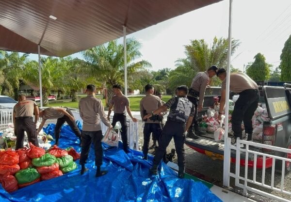 Kumpulkan Zakat Warga Mako, Brimob Batalyon C Pelopor Salurkan Zakat Fitrah untuk Warga Nagan Raya