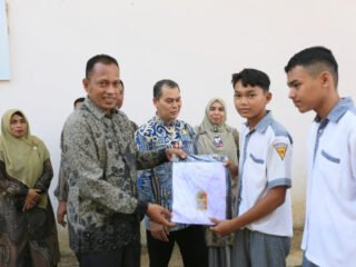 Wakil Wali Kota Husaini Serahkan 462 Seragam Sekolah untuk Siswa SMPN 11 Lhokseumawe