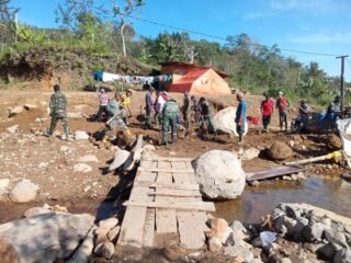 Koramil Bantu Bangun Kembali Jalan Desa Terdampak Bencana