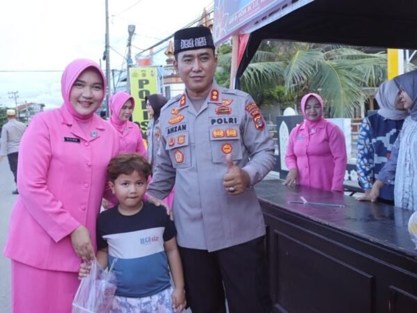 Tebar Berkah di Bulan Suci, Kapolres Lhokseumawe dan Ketua Bhayangkari Berbagi Takjil