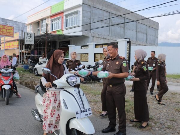 Kejari Abdya Bagikan Ratusan Paket Buka Puasa