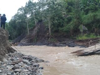Tiga Jembatan Darurat di Aceh Tengah Terbawa Arus Sungai