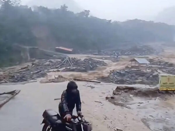 Material Batu Tutup Jalan Wih Porak, Petugas dan Warga Lakukan Evakuasi Darurat