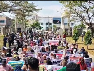 Korban Bencana Tuntut Hak Bantuan Kantor Bupati Bireuen Dikepung Pendemo