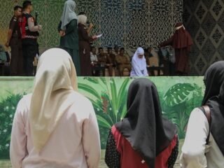 Dua Terpidana Zina Dicambuk 100 Kali