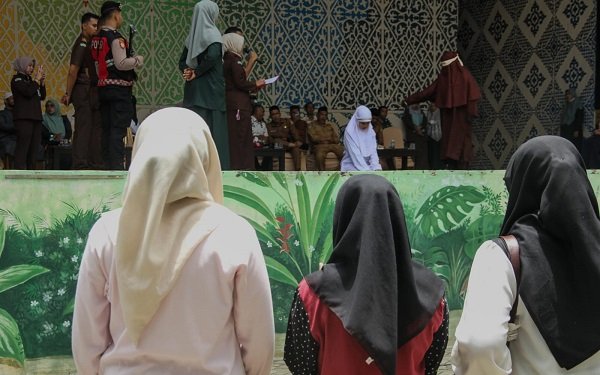 Dua Terpidana Zina Dicambuk 100 Kali