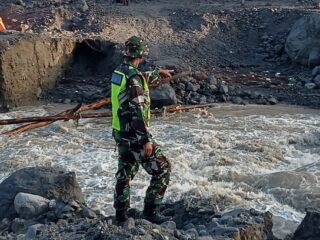 Debit Sungai Meningkat Jembatan Penghubung 4 Desa di Sukajadi Putus