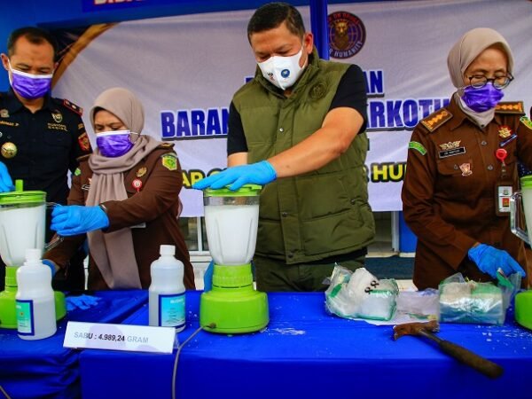BNNP Aceh Musnahkan 4,9 Kg Sabu, Dua Kurir Ditangkap di Bireuen