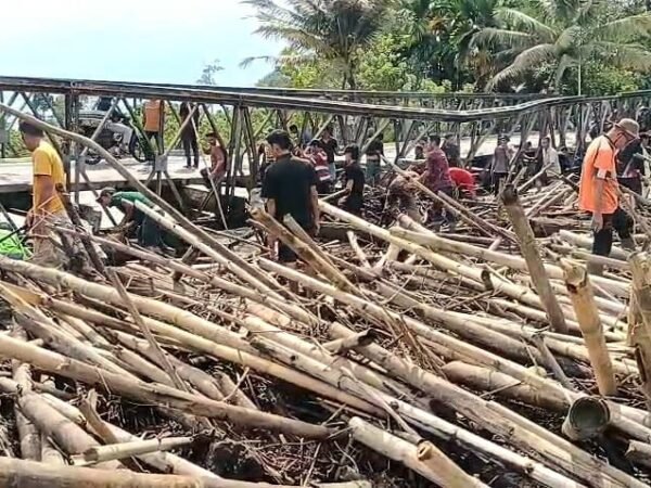 Selamatkan Aset Negara, Warga Salang Singkirkan Sampah Kiriman di Jembatan Luan Lalla Simeulue