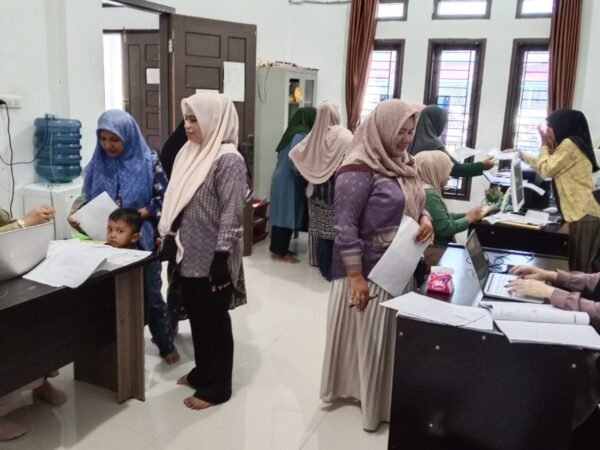 Membludak Warga Urus Berkas Pendaftaran Bantuan Modal Usaha Baitul Mal Aceh Besar