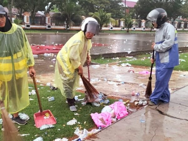 Usai Malam Tabligh Akbar, DLH Aceh Barat Bersihkan Sisa Sampah Berserakan